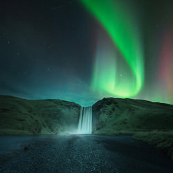563045-one-eyeland-majestic-aurora-borealis-by-zita-kardi.jpg