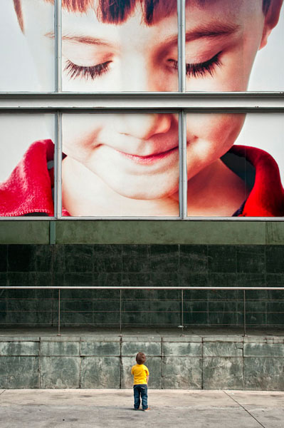 Photograph Leo Botana Diminutos Ante La Publicidad on One Eyeland