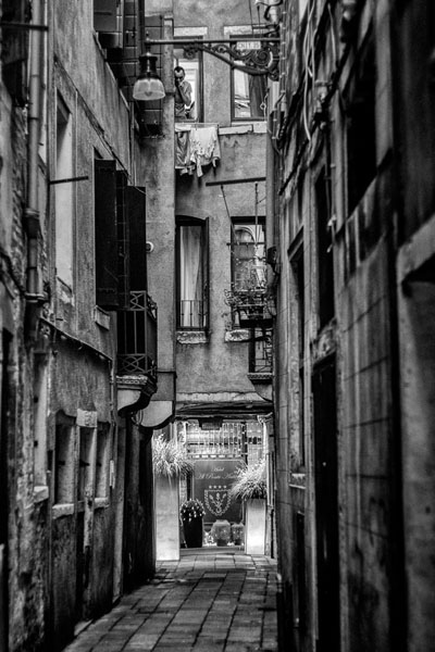 Photograph Yasuhiro Sakuda Narrow Passageway on One Eyeland