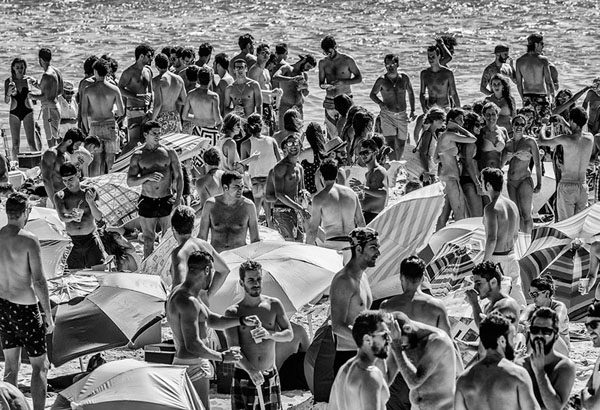 Photograph Ben Welsh Crowded Beach on One Eyeland