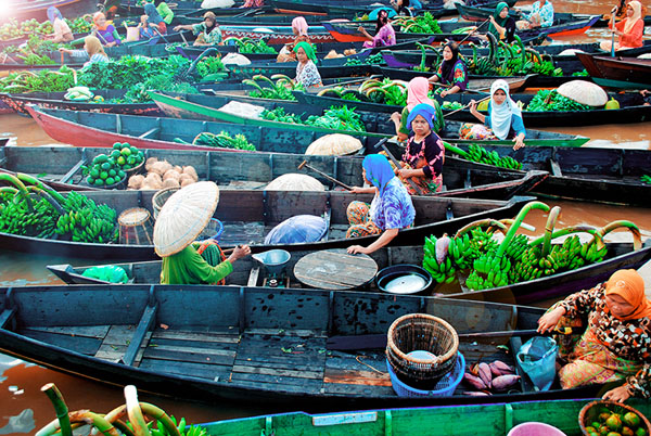 Photograph Herynata Sagita Atmosphere In The Morning Floating Market on One Eyeland
