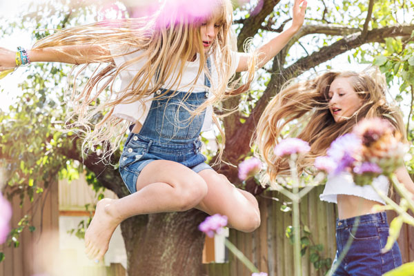 Photograph Igor Emmerich Sisters Jump on One Eyeland