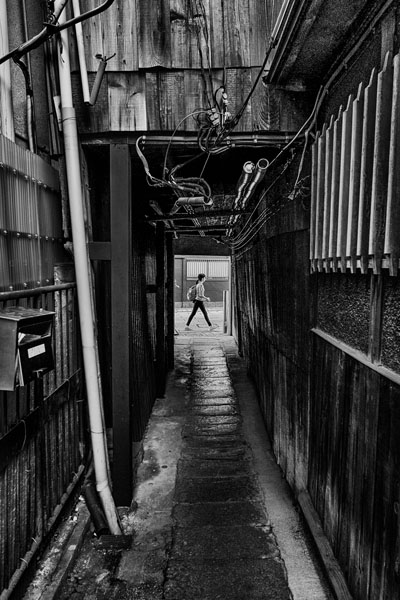 Photograph Yasuhiro Sakuda Narrow Passageway on One Eyeland