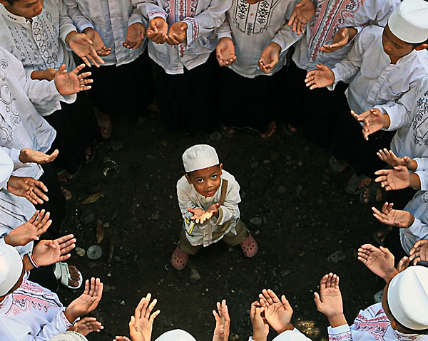 Photograph Duduh Sadarachmat Inside on One Eyeland