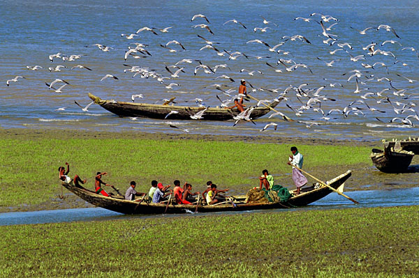Photograph Shoeb Faruquee Seafarers on One Eyeland