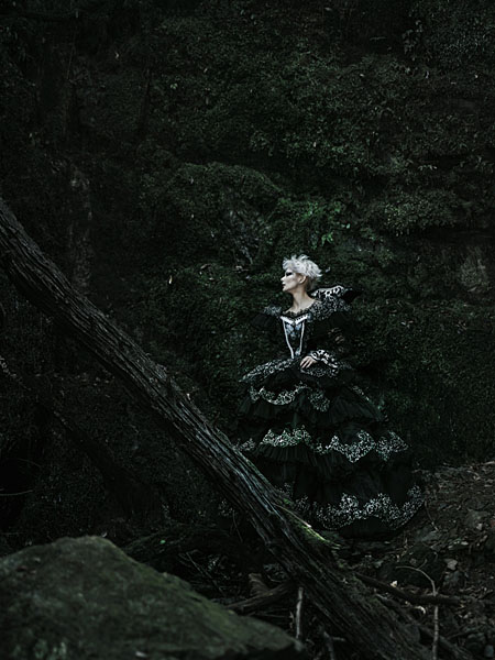 Photograph Haseo Hasegawa Dark Raven 2 on One Eyeland