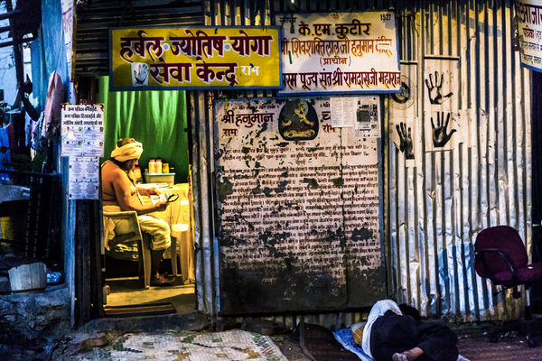Photograph Matt Mawson Palm Reader Mumbai India on One Eyeland