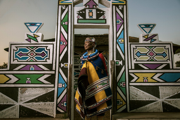 Photograph Seagram Pearce Esther Mahlangu Ndebele Artist on One Eyeland
