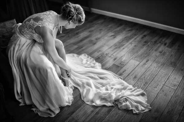 Photograph Vicens Forns Bride Getting Ready on One Eyeland
