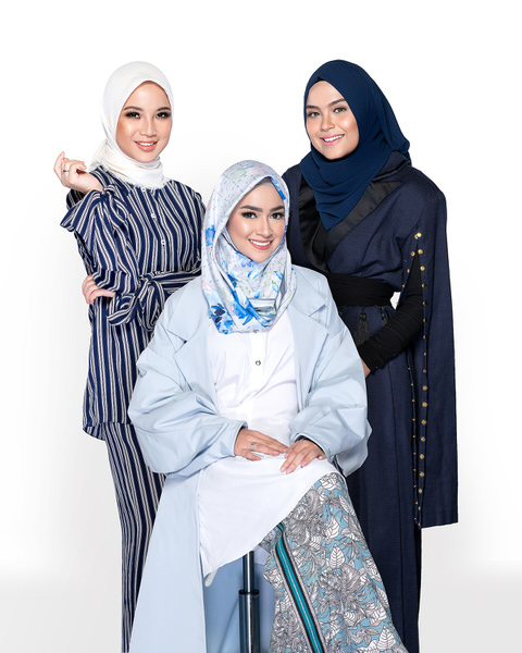 Photograph Hartono Hosea Indonesian Girls on One Eyeland
