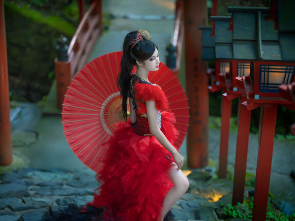 Photograph Haseo Hasegawa Beauty Looking Back on One Eyeland