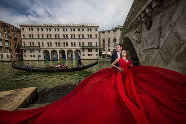 Photograph Vicens Forns Love In Red on One Eyeland
