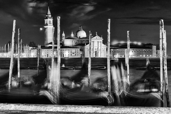 Photograph Yasuhiro Sakuda Gondolas on One Eyeland