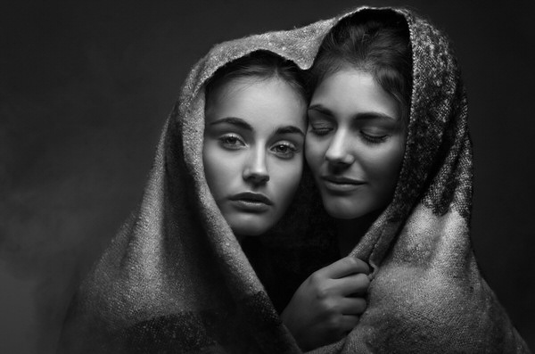 Photograph Vito Motiv 2 Sisters 1 Heart on One Eyeland