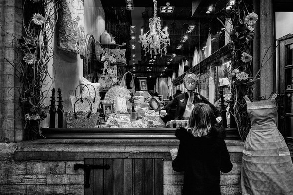 Photograph Yasuhiro Sakuda Lace Shop on One Eyeland