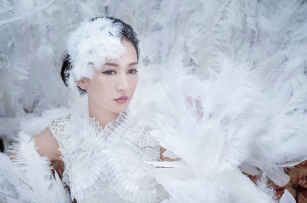 Photograph Haseo Hasegawa White Peacock 2 on One Eyeland
