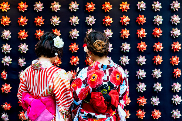 Photograph Taro Mori Yukata Girls on One Eyeland