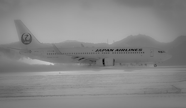 Photograph Yoshitaka Aida An Airplane In Landing on One Eyeland