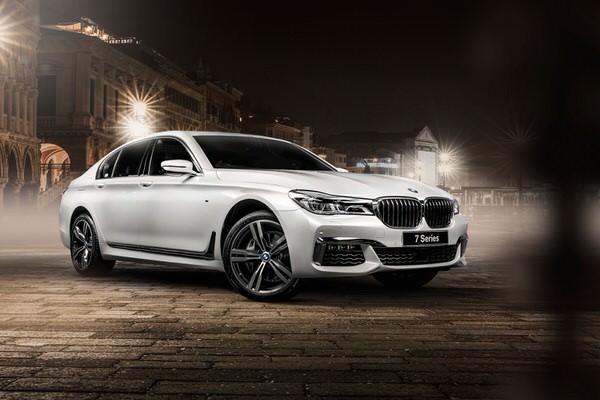 Photograph Pieter Pieters Bmw 740 Series on One Eyeland