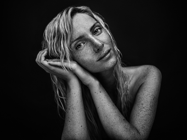 Photograph Martin Krystynek Sensual Beauty on One Eyeland
