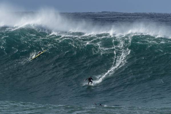 Photograph Steve Turner Storm Surf on One Eyeland