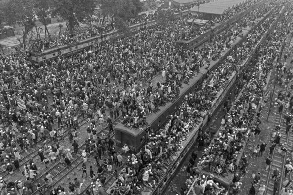 Photograph Azim Khan Ronnie Thousands Of Travelers on One Eyeland