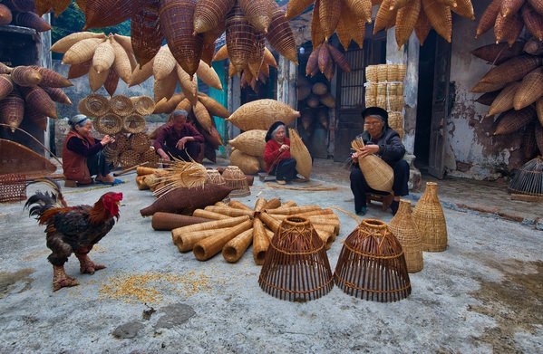 Photograph Azim Khan Ronnie Knitting Fishing Tools on One Eyeland