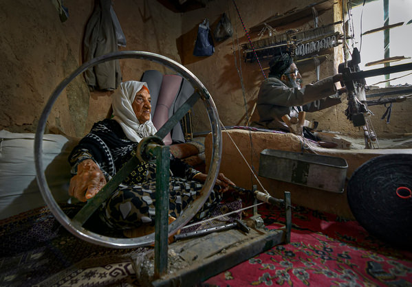 Photograph Hosein Riahi In A Textile Weaving Workshop on One Eyeland