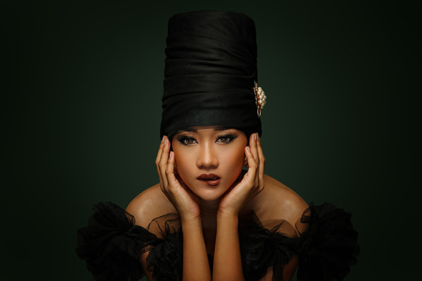 Photograph Berry Holly New Look Lip on One Eyeland