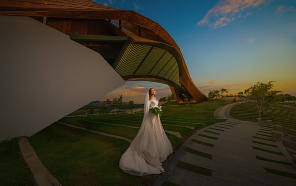 Photograph Pore Ooi Brides Alone on One Eyeland