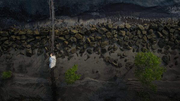 Photograph Pore Ooi Brides Alone on One Eyeland