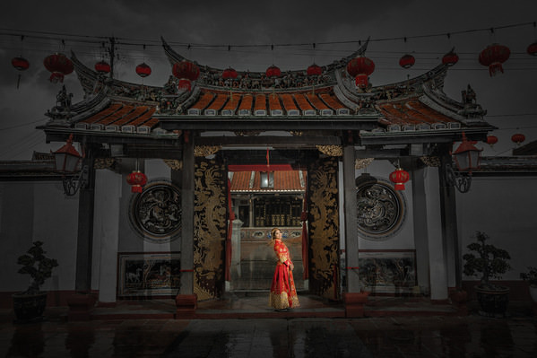 Photograph Pore Ooi Brides Alone on One Eyeland