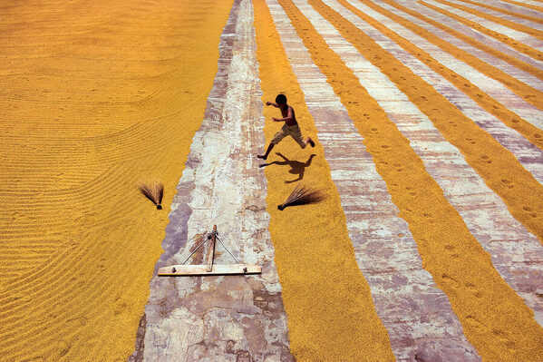 Photograph Sujon Adikary Children In Rice Mill on One Eyeland