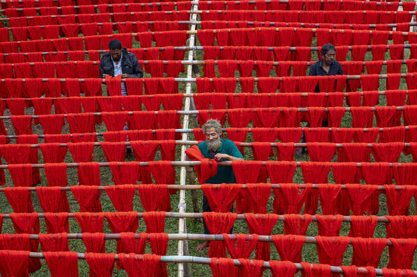 Photograph Azim Khan Ronnie Drying Yarn 02 on One Eyeland
