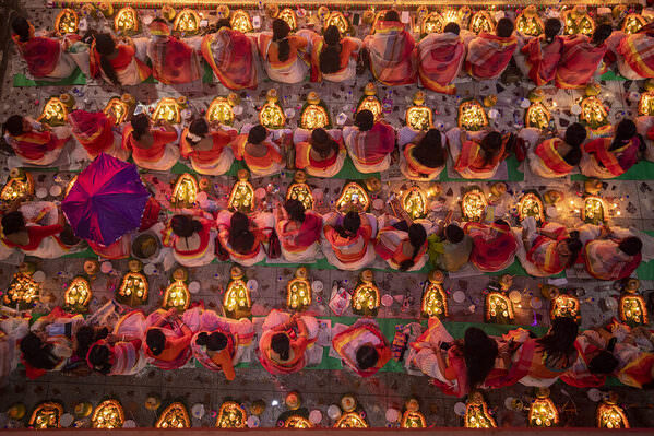 Photograph Azim Khan Ronnie Women Attained The Prayer on One Eyeland