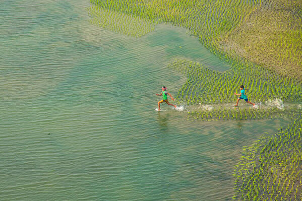 Photograph Azim Khan Ronnie Run On Water on One Eyeland