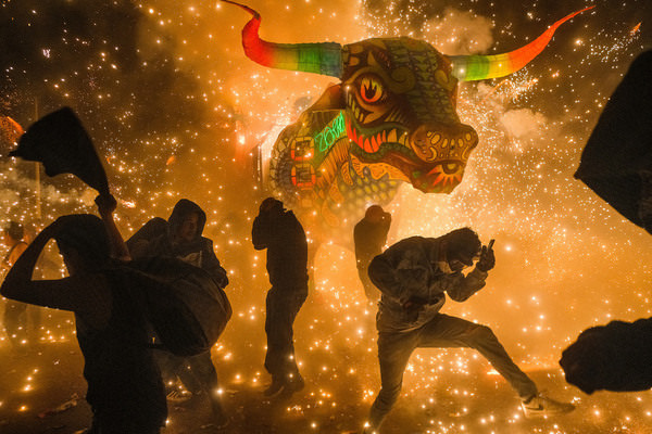 Photograph Antonio Flores Bailando Con El  Gigante De Fuego on One Eyeland