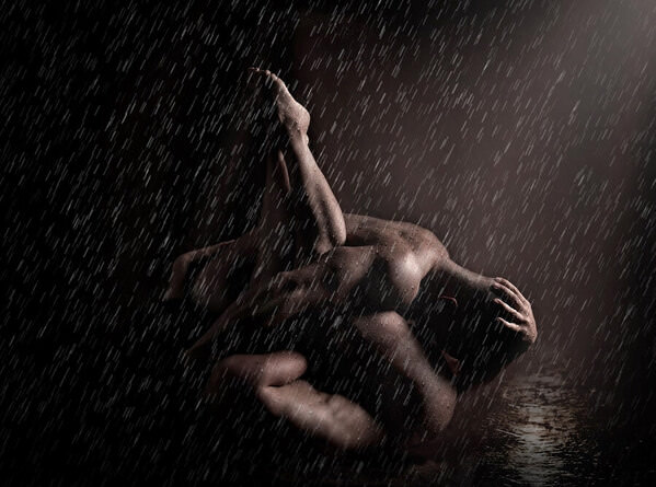 Photograph Ddiarte Ddiarte Couple Under The Rain on One Eyeland