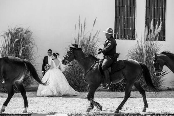 Photograph Jorge Pastrana Bride And Gromm on One Eyeland