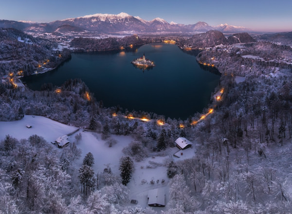 Photographiez le collier Zita Karádi pour le majestueux Bled sur One Eyeland