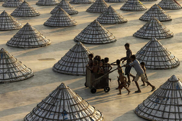 Photograph Azim Khan Ronnie Children Playing on One Eyeland