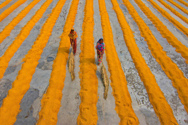 Photograph Azim Khan Ronnie Women At Work on One Eyeland