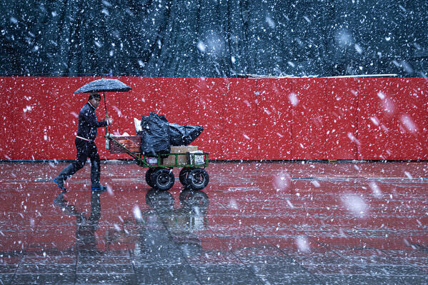 Photograph Arvin Ebadi Working In The Snow on One Eyeland