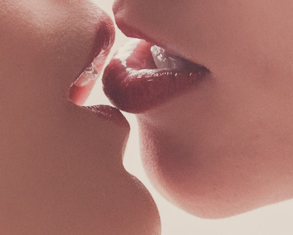 Photograph Thierry Smets Bisou 3 on One Eyeland