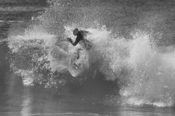 Photograph Steve Turner Splashing on One Eyeland