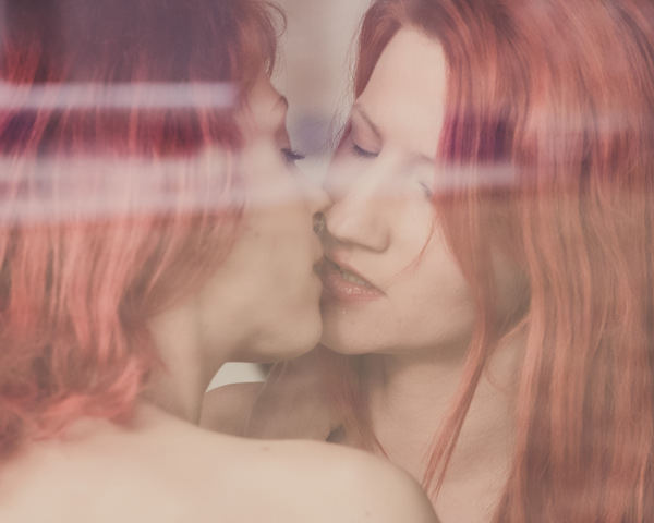 Photograph Thierry Smets Lesbian Kiss on One Eyeland