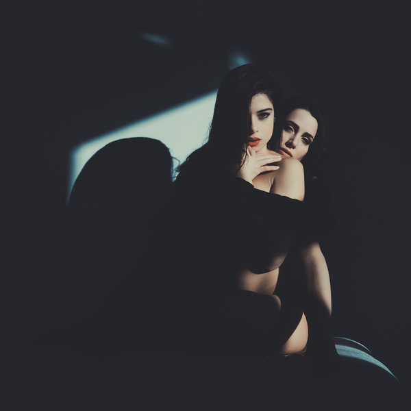 Photograph Thierry Smets Sadie And Chiara on One Eyeland