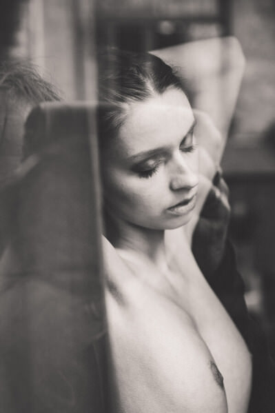 Photograph Thierry Smets Jennifer on One Eyeland