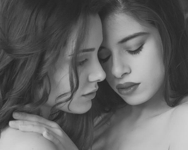 Photograph Thierry Smets Sadie Et Chiara on One Eyeland