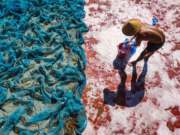 Photograph Aung Chan Thar Working on One Eyeland